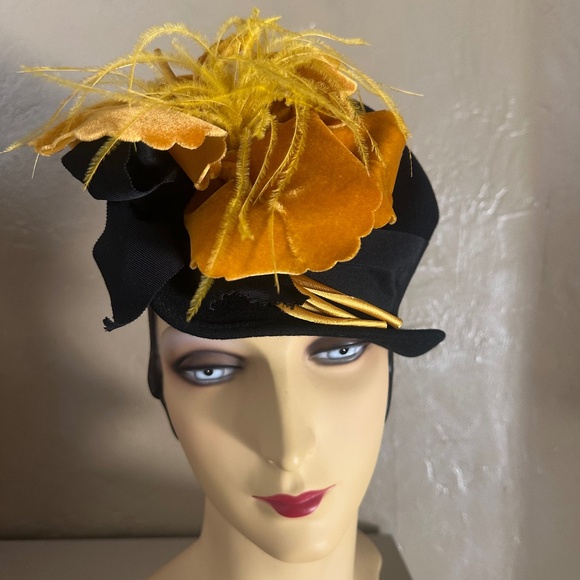FASCINATING 1940s\' BLACK TILT/ASYMMETRICAL FEDORA + VELOUR FLOWER & FEATHER main image 4